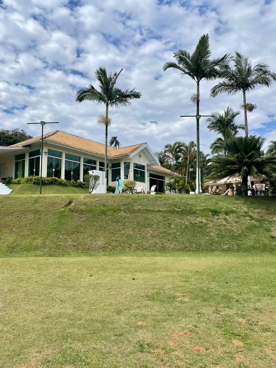 Casa de campo, com quadra de Beach Tennis, Volei e Fut Volei próxima a SP!! House in Santana de Parnaíba