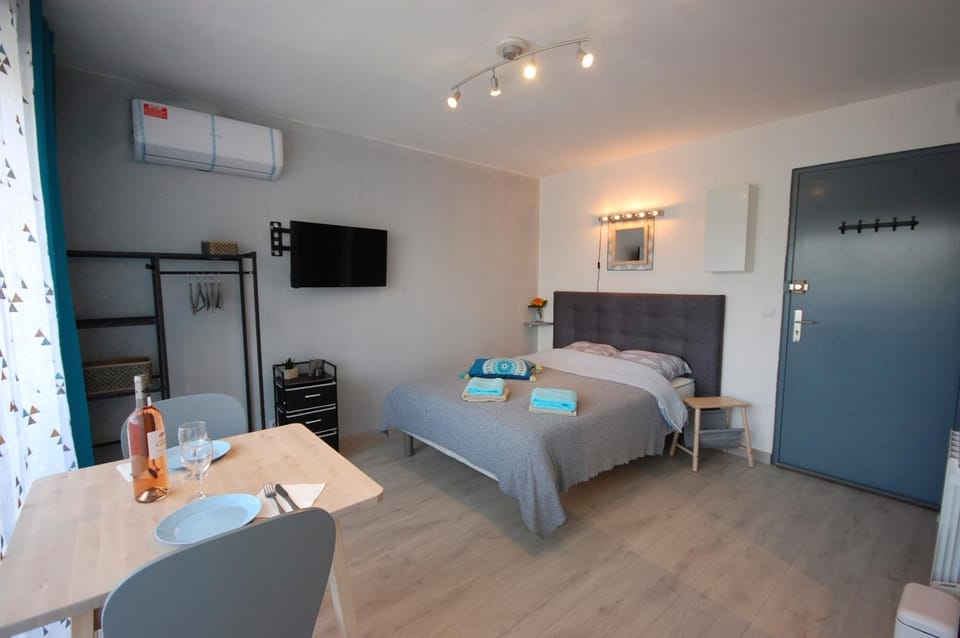 Communal lounge/ TV room, TV and multimedia, wardrobe, air conditioner