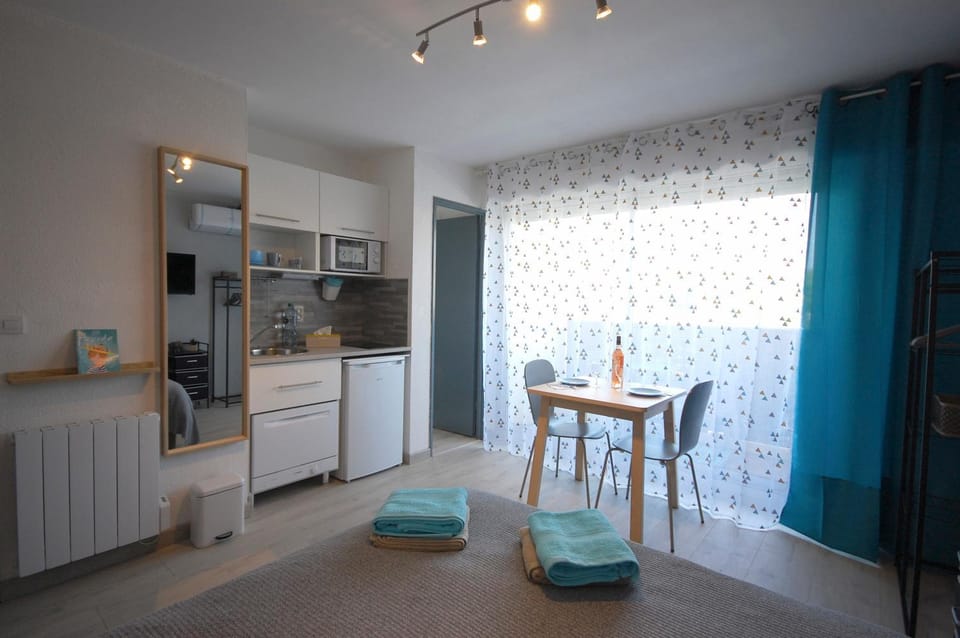 Kitchen or kitchenette, Dining area, minibar