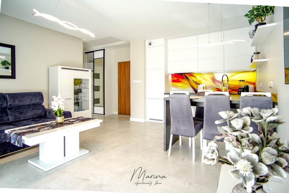 Communal lounge/ TV room, TV and multimedia, Kitchen or kitchenette, Living room, Seating area, Dining area, Communal kitchen, stove, kitchen, kitchen