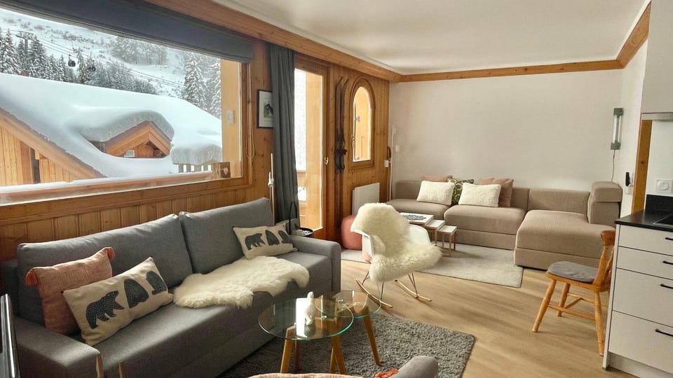 Meribel Centre La Chaudanne, real ski in and out right on slopes, 3 bedrooms 2 bathrooms, newly renovated, Chalet l'Épervière Apartment in Les Allues