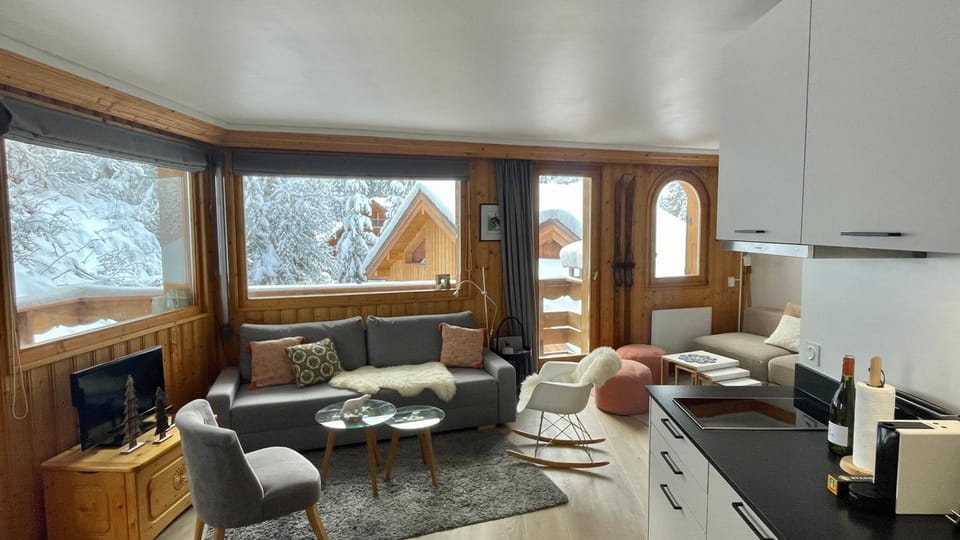 Meribel Centre La Chaudanne, real ski in and out right on slopes, 3 bedrooms 2 bathrooms, newly renovated, Chalet l'Épervière Apartment in Les Allues