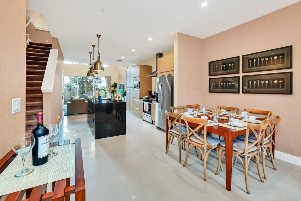 Kitchen or kitchenette, Seating area, Food