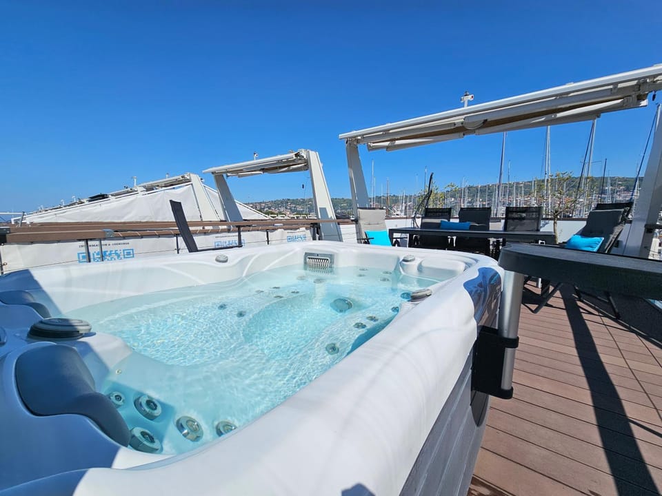 Day, Natural landscape, Hot Tub, View (from property/room), Balcony/Terrace, Pool view, Swimming pool, sunbed