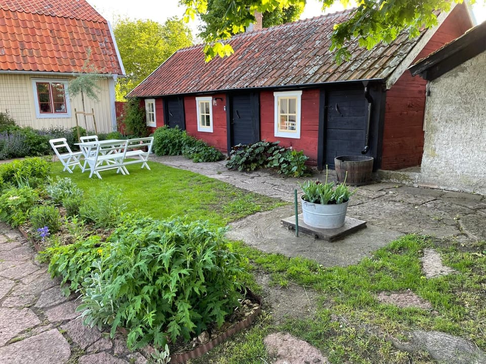 Property building, Facade/entrance, Garden