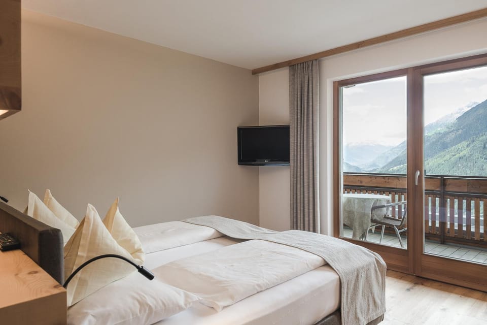 Bed, Bedroom, Mountain view