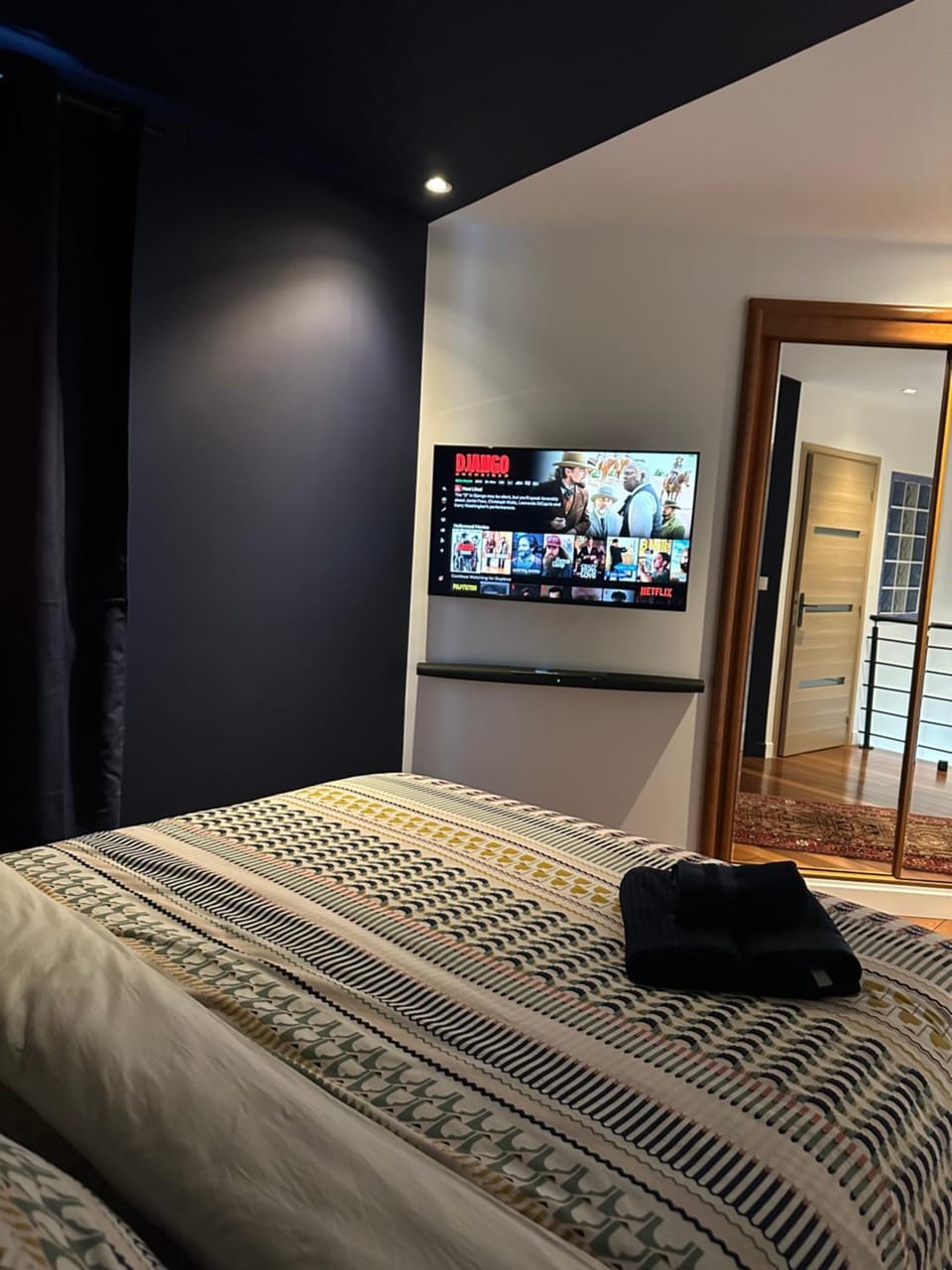 Bed, TV and multimedia, Photo of the whole room, Bedroom, towels