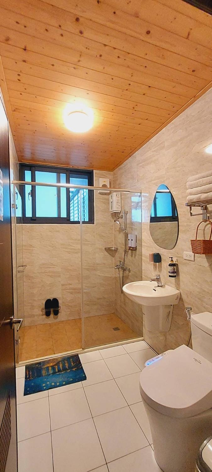 Shower, Toilet, Decorative detail, Decorative detail