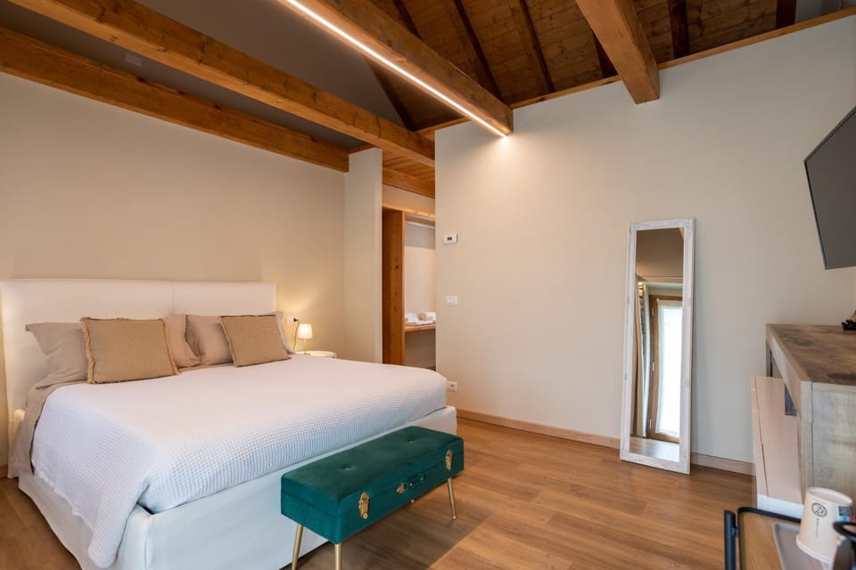 Bed, TV and multimedia, Photo of the whole room, Bedroom