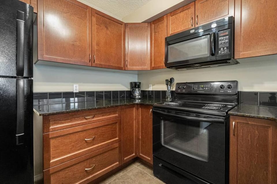 Lookout Pointe, Lakeview, Pool, Hot Tub, Gym Apartment in Invermere