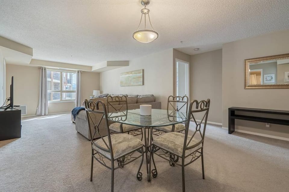 Lookout Pointe, Lakeview, Pool, Hot Tub, Gym Apartment in Invermere