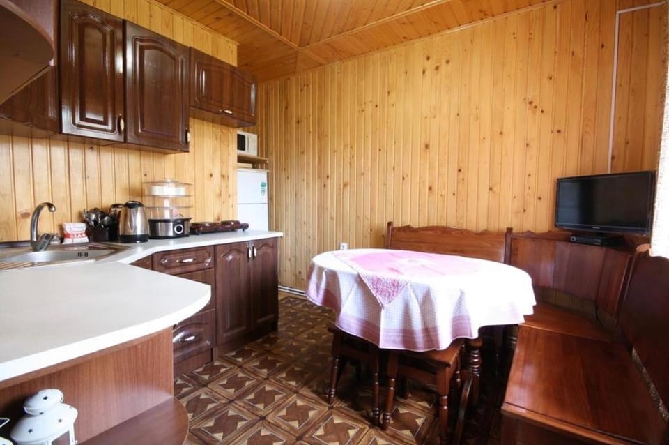 TV and multimedia, Coffee/tea facilities, Kitchen or kitchenette, Dining area, stove