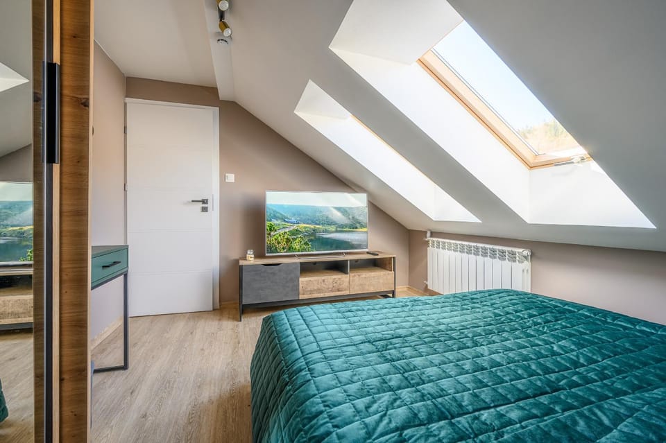 Bed, TV and multimedia, Bedroom