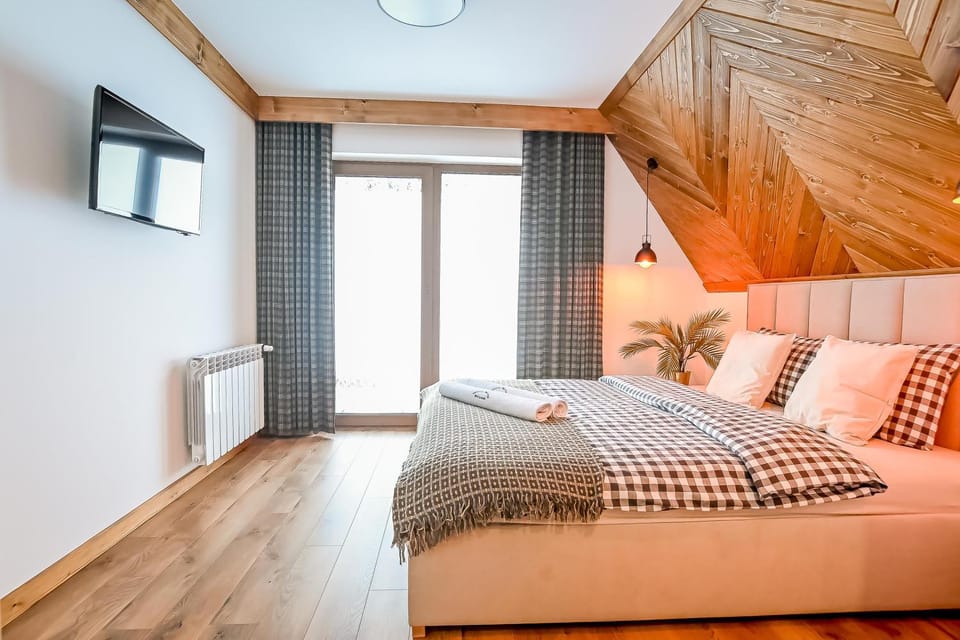 Bed, Photo of the whole room, Seating area, Bedroom