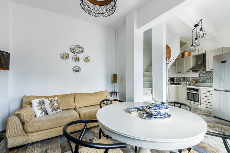 Kitchen or kitchenette, Seating area, Dining area