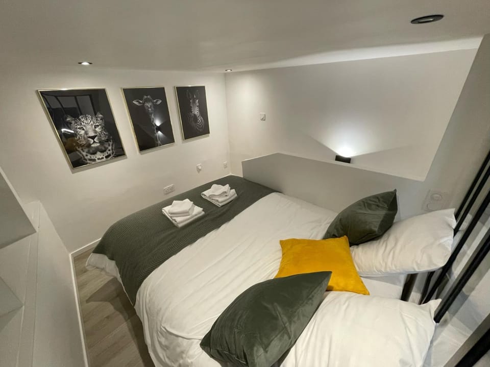 Bed, Photo of the whole room, Bedroom