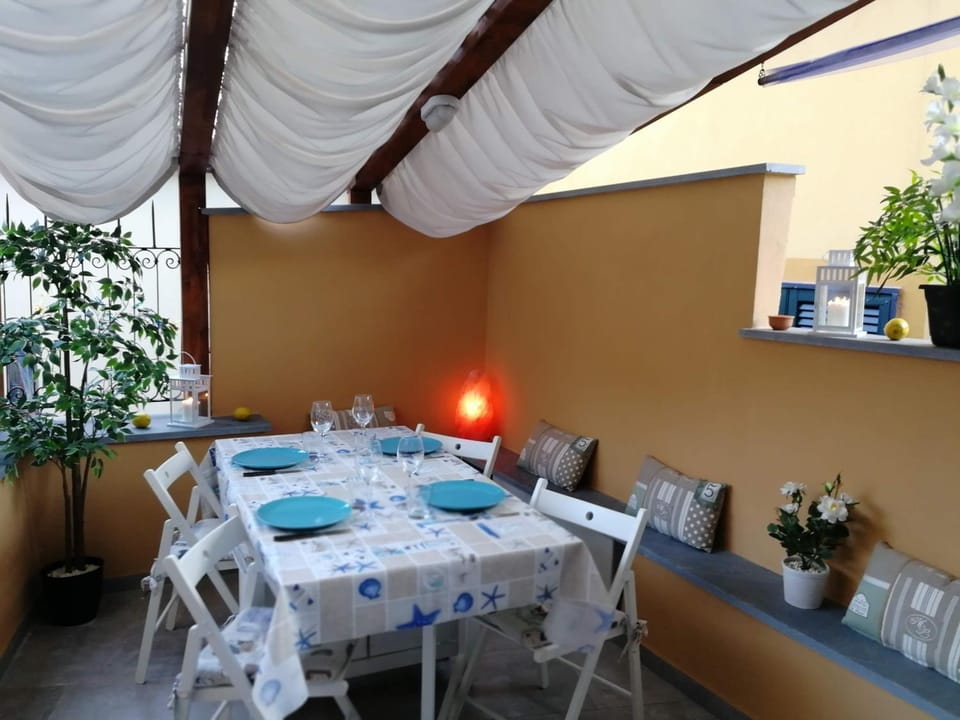 Patio, Restaurant/places to eat, Dining area