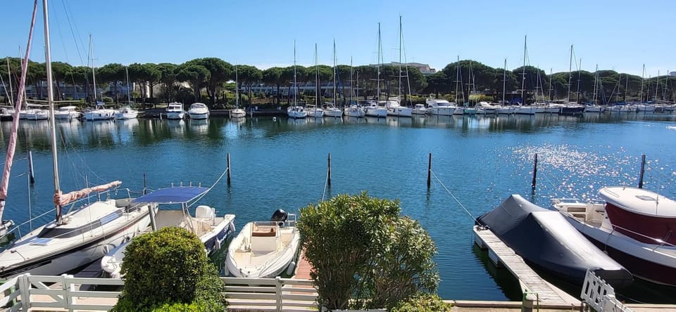 Marina Lairan Vue sur l'eau et les bateaux de Port Camargue House in Le Grau-du-Roi