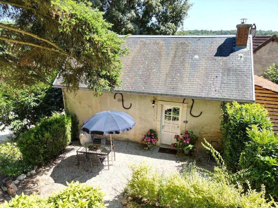 Charming Cottage in Chateau les Roches gardens House in Bourgogne-Franche-Comté