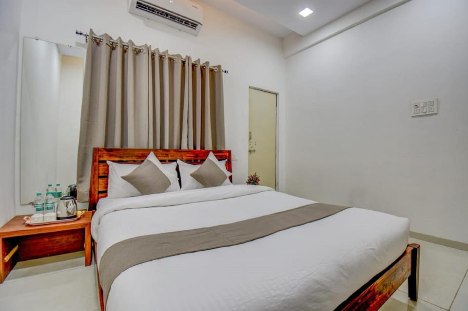 Bed, Photo of the whole room, Bedroom, air conditioner