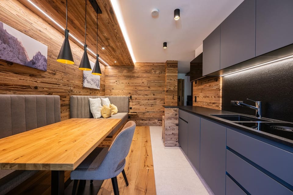 Kitchen or kitchenette, Dining area