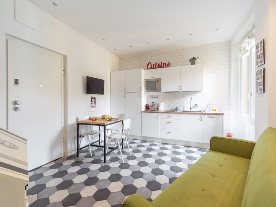 Kitchen or kitchenette, Living room, Seating area, Dining area