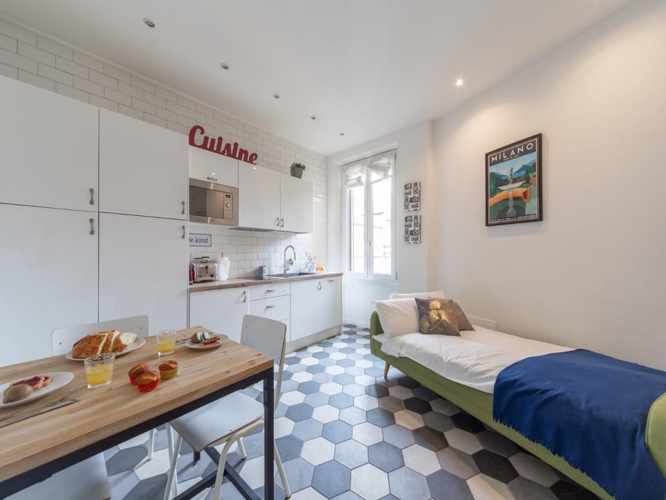 Kitchen or kitchenette, Living room, Food and drinks, Seating area, Dining area