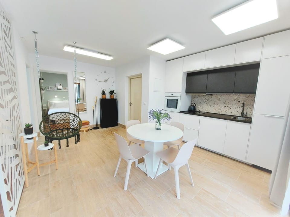 Dining area, kitchen