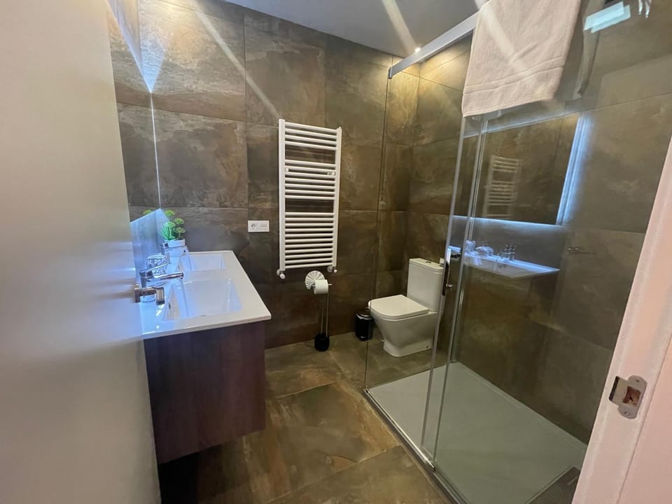 1 Habitación Grande con baño privado frente a la piscina, No es la casa completa,1cama king size Vacation rental in Alacantí