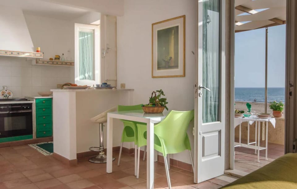 Kitchen or kitchenette, Dining area, Sea view
