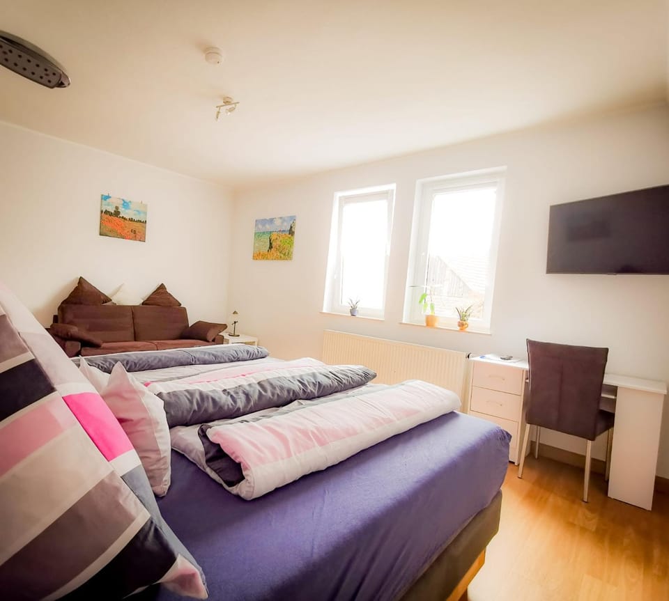 Bed, Living room, Photo of the whole room, Seating area, Bedroom