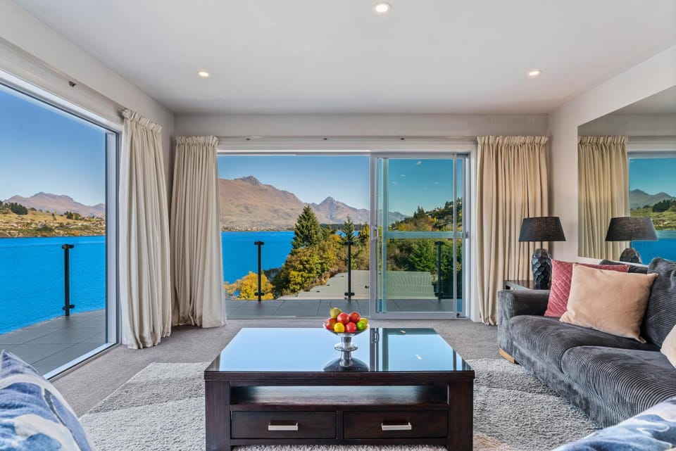 Natural landscape, Balcony/Terrace, Living room, Seating area, Lake view, Mountain view