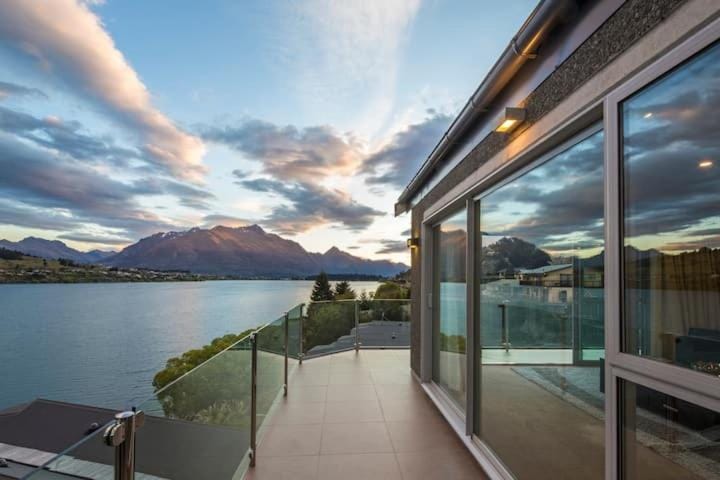 Property building, Natural landscape, Balcony/Terrace, Lake view, Mountain view