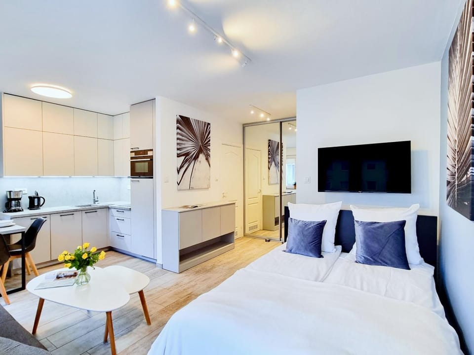 Kitchen or kitchenette, Bedroom, minibar, stove, kitchen