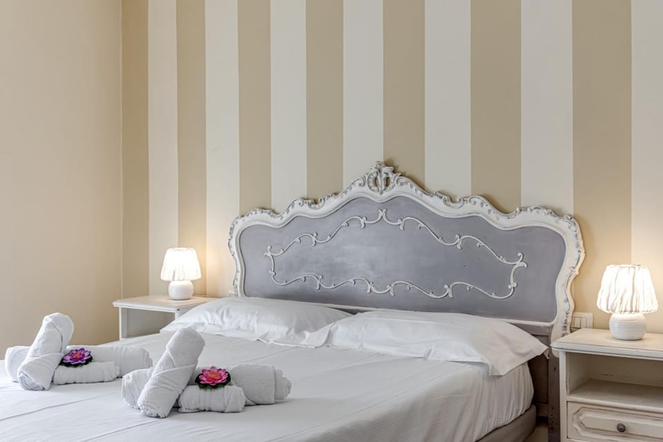 Bed, Bedroom, towels