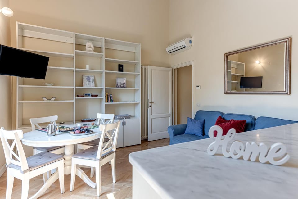 Bed, TV and multimedia, Kitchen or kitchenette, Living room, Seating area, Dining area, air conditioner