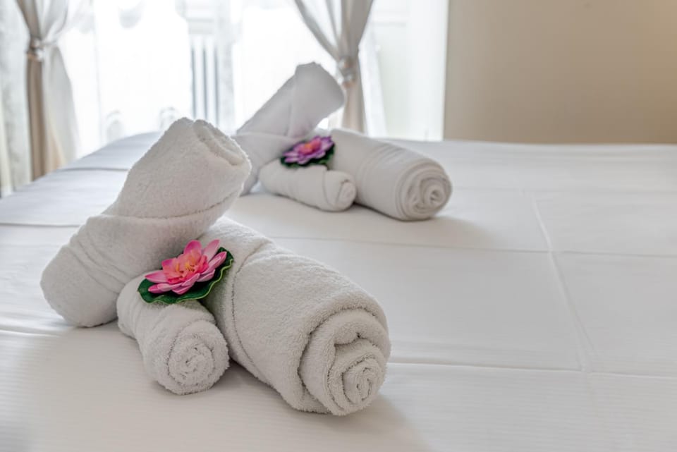 Bed, Bedroom, towels