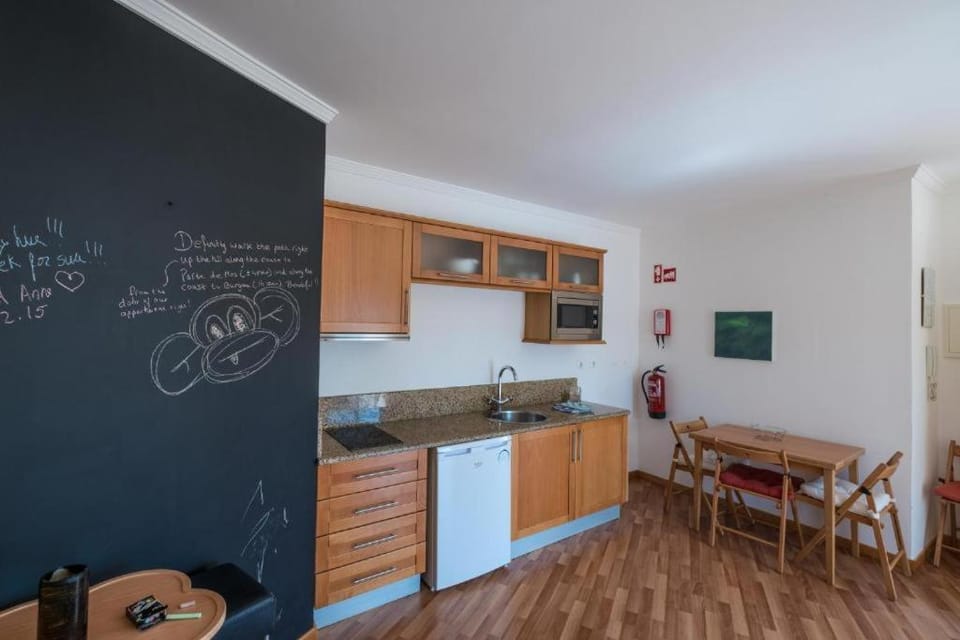 Kitchen or kitchenette, Dining area, minibar, oven, pet friendly, stove