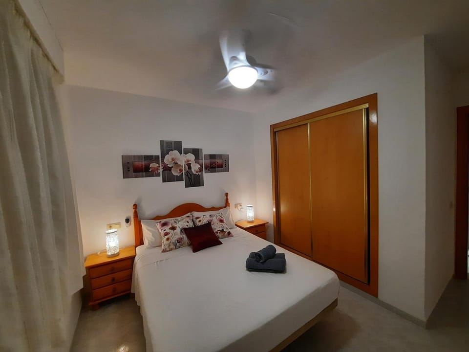 Bed, TV and multimedia, Photo of the whole room, Bedroom, towels, wardrobe