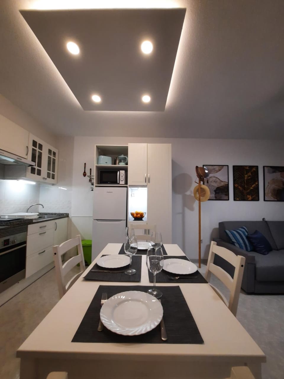 Kitchen or kitchenette, Dining area, minibar, oven, stove