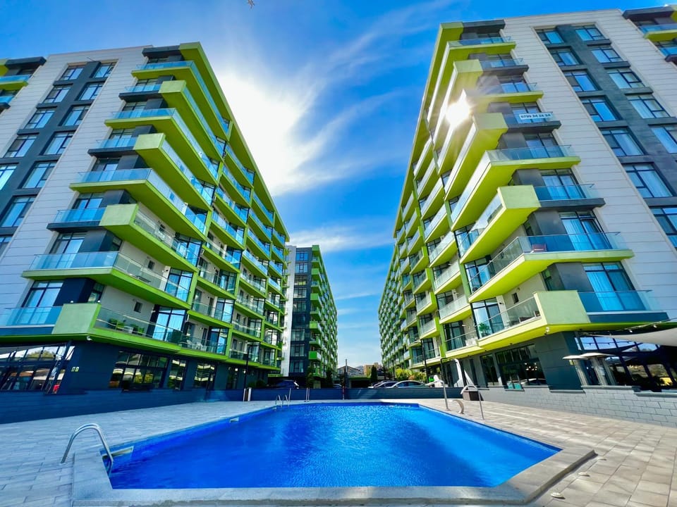 Property building, Day, Neighbourhood, Pool view, Swimming pool, Location
