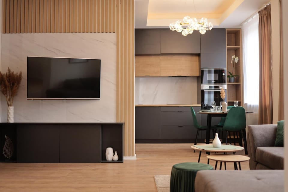 TV and multimedia, Kitchen or kitchenette, Living room, Seating area, Dining area