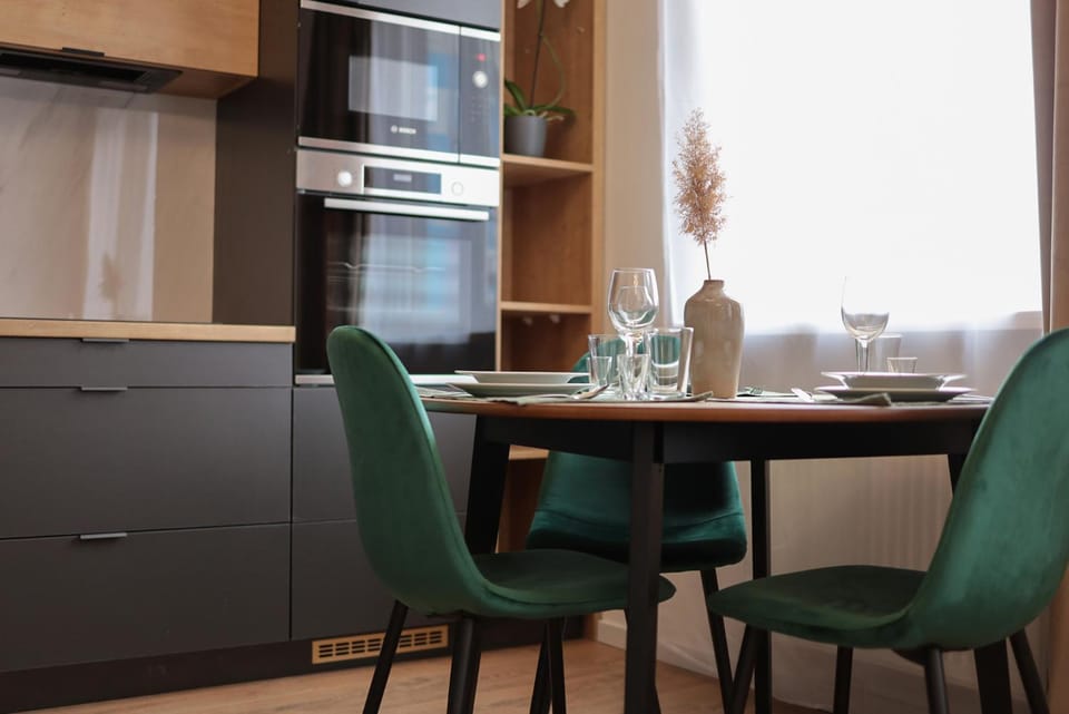 Kitchen or kitchenette, Dining area, oven