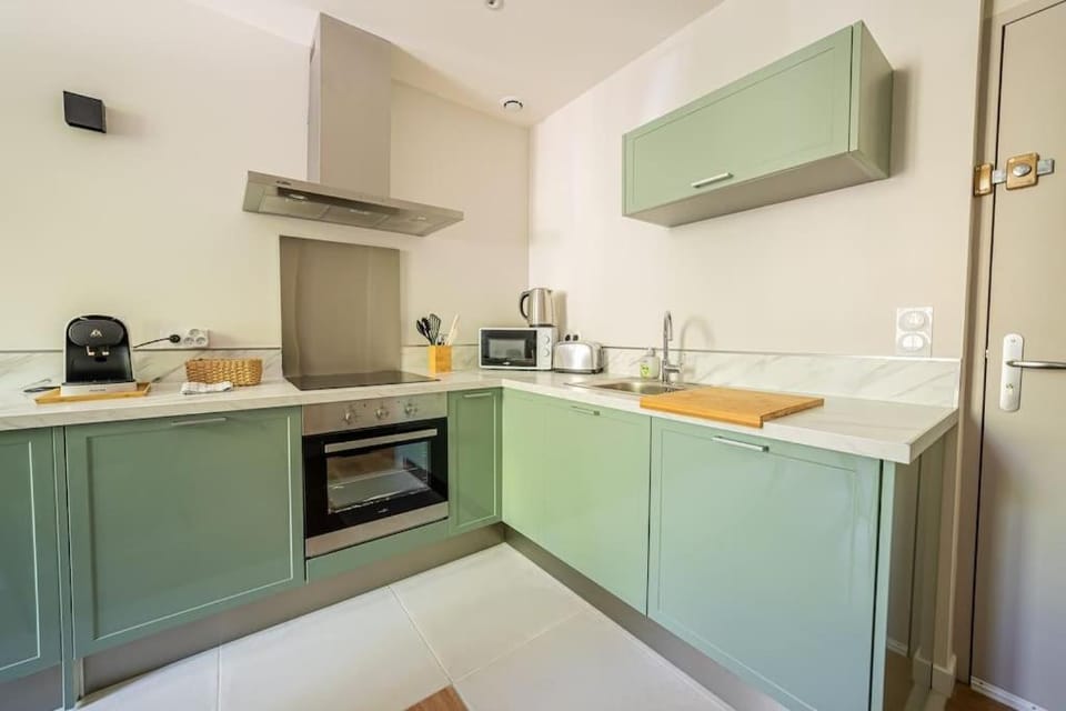 Kitchen or kitchenette, pet friendly, stove, kitchen