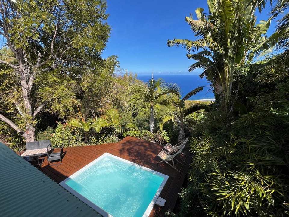 Cottage chaleureux avec vue mer et piscine House in Saint-Leu