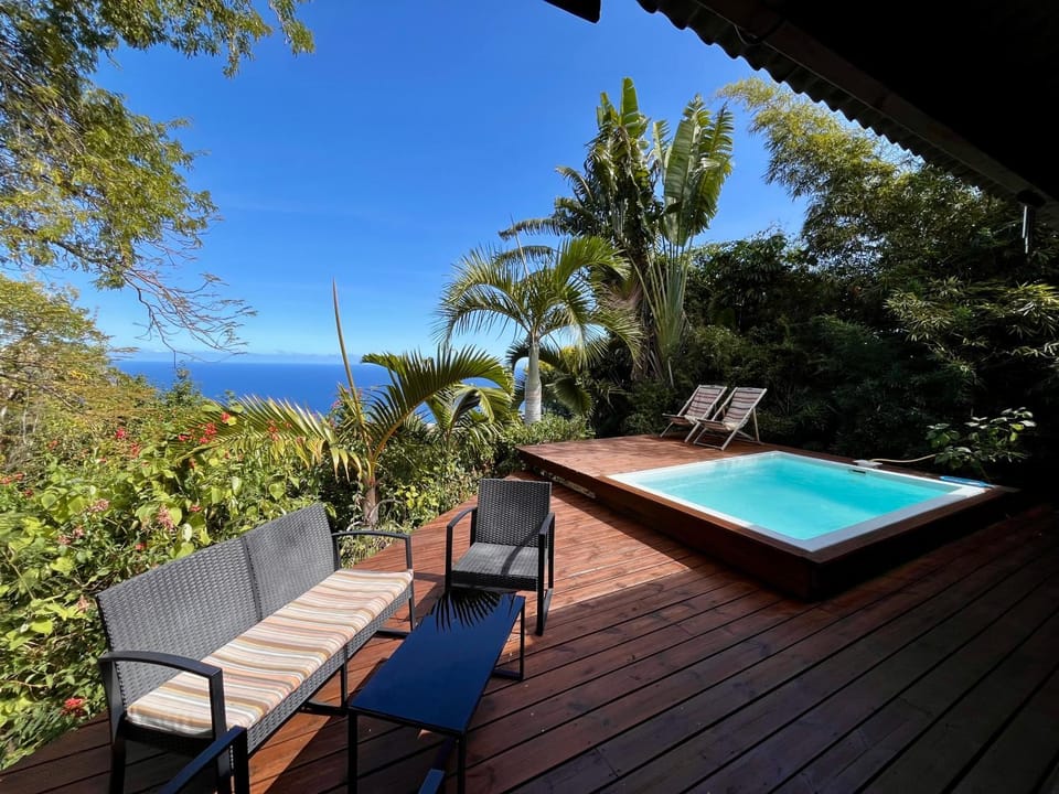 Cottage chaleureux avec vue mer et piscine House in Saint-Leu