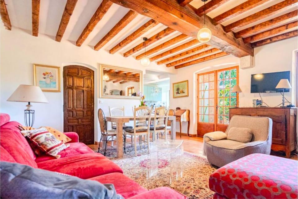 Property building, Communal lounge/ TV room, Living room, Business facilities, Seating area, fireplace
