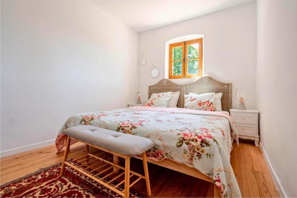 Bed, Photo of the whole room, air conditioner, air conditioner