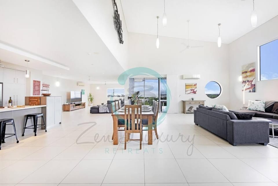 ZEN LUXURY: 2-Story 4-BR Penthouse in Darwin City with Mindal Markets & Harbour Views Apartment in Darwin