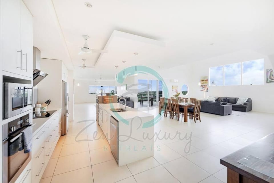ZEN LUXURY: 2-Story 4-BR Penthouse in Darwin City with Mindal Markets & Harbour Views Apartment in Darwin
